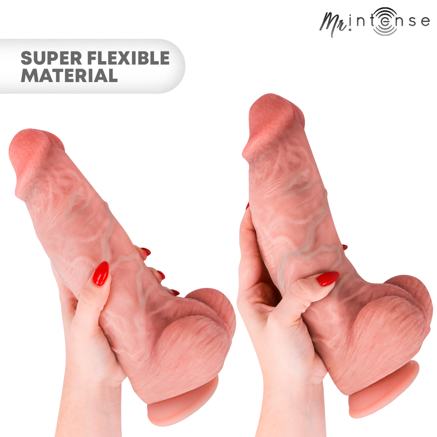 Gode Mr. Intense Spencer tenu à deux mains, montrant la souplesse du silicone