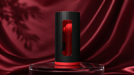 Console Lelo F1s V3 rouge posée sur un socle transparent devant une étoffe de satin rouge